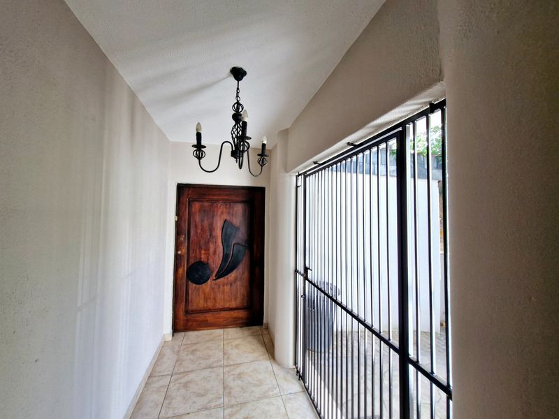 Stylish Living Redefined: A Luxurious Townhouse for Rental - Photo 8