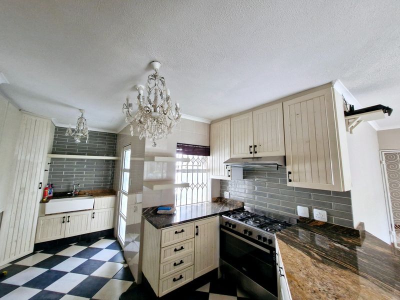 Stylish Living Redefined: A Luxurious Townhouse for Rental - Photo 4