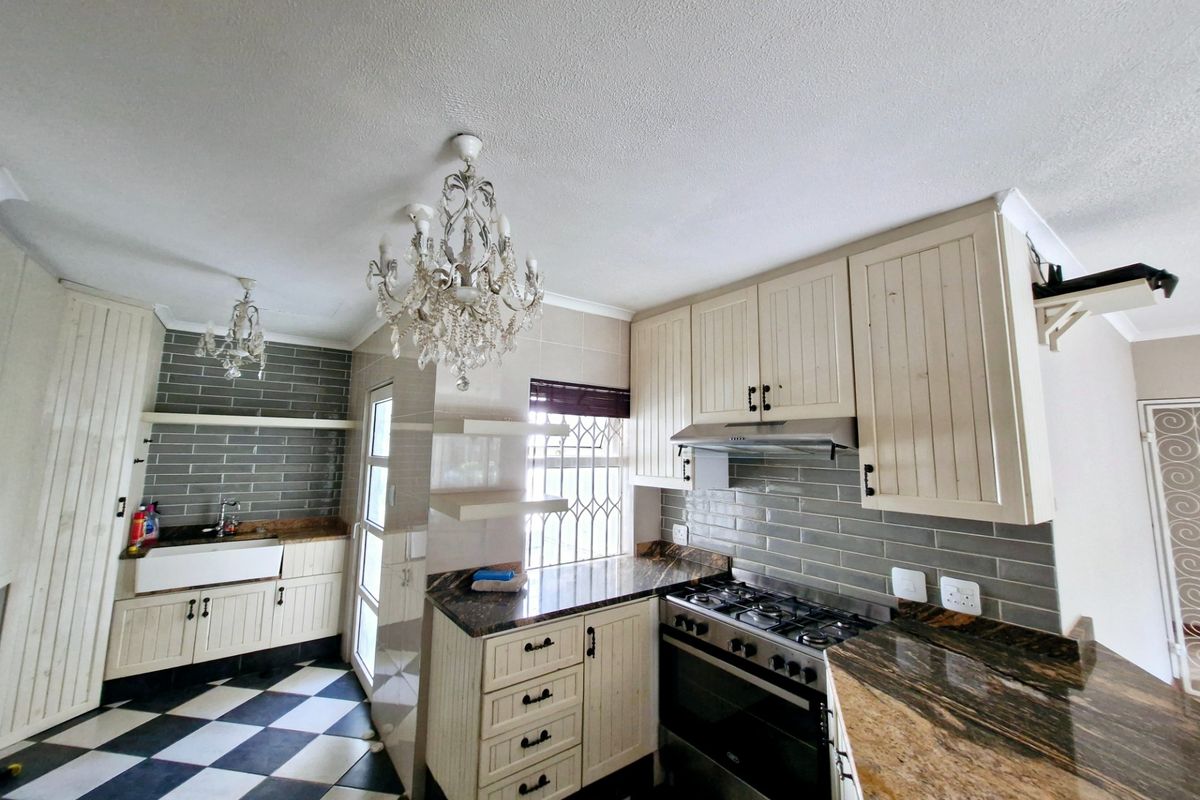 Stylish Living Redefined: A Luxurious Townhouse for Rental - Photo 4