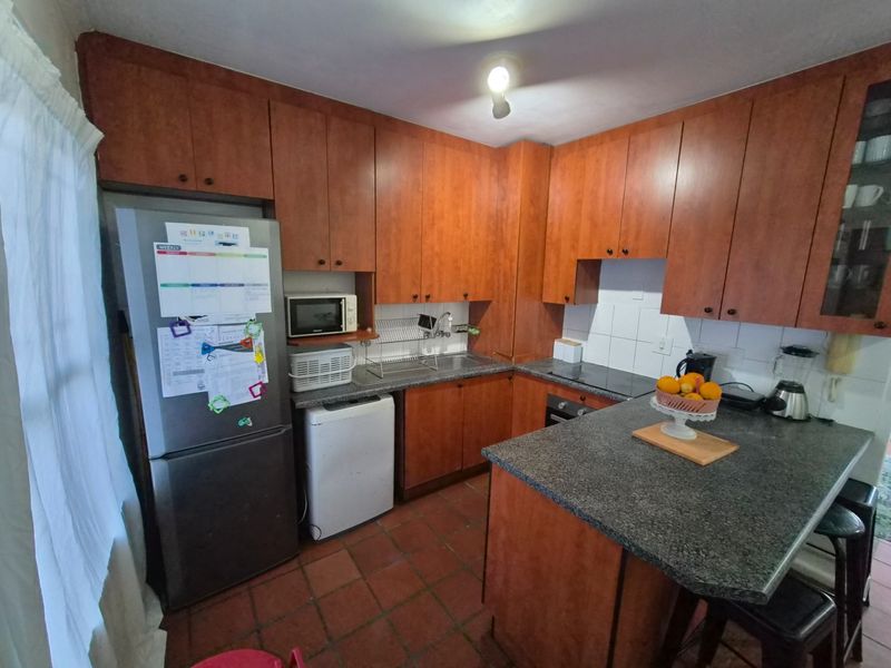 Well located 1 Bed Apartment in secure Complex walking distance to Village Square, Durbanville - Photo 1