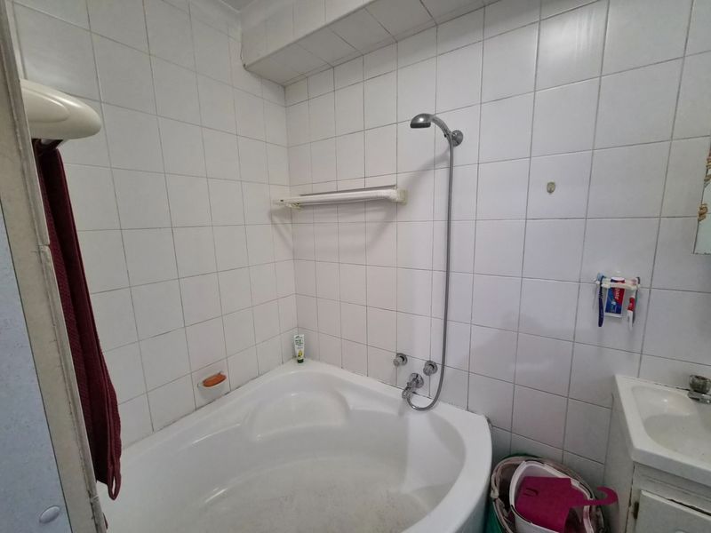 Well located 1 Bed Apartment in secure Complex walking distance to Village Square, Durbanville - Photo 7