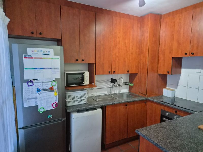 Well located 1 Bed Apartment in secure Complex walking distance to Village Square, Durbanville - Photo 2