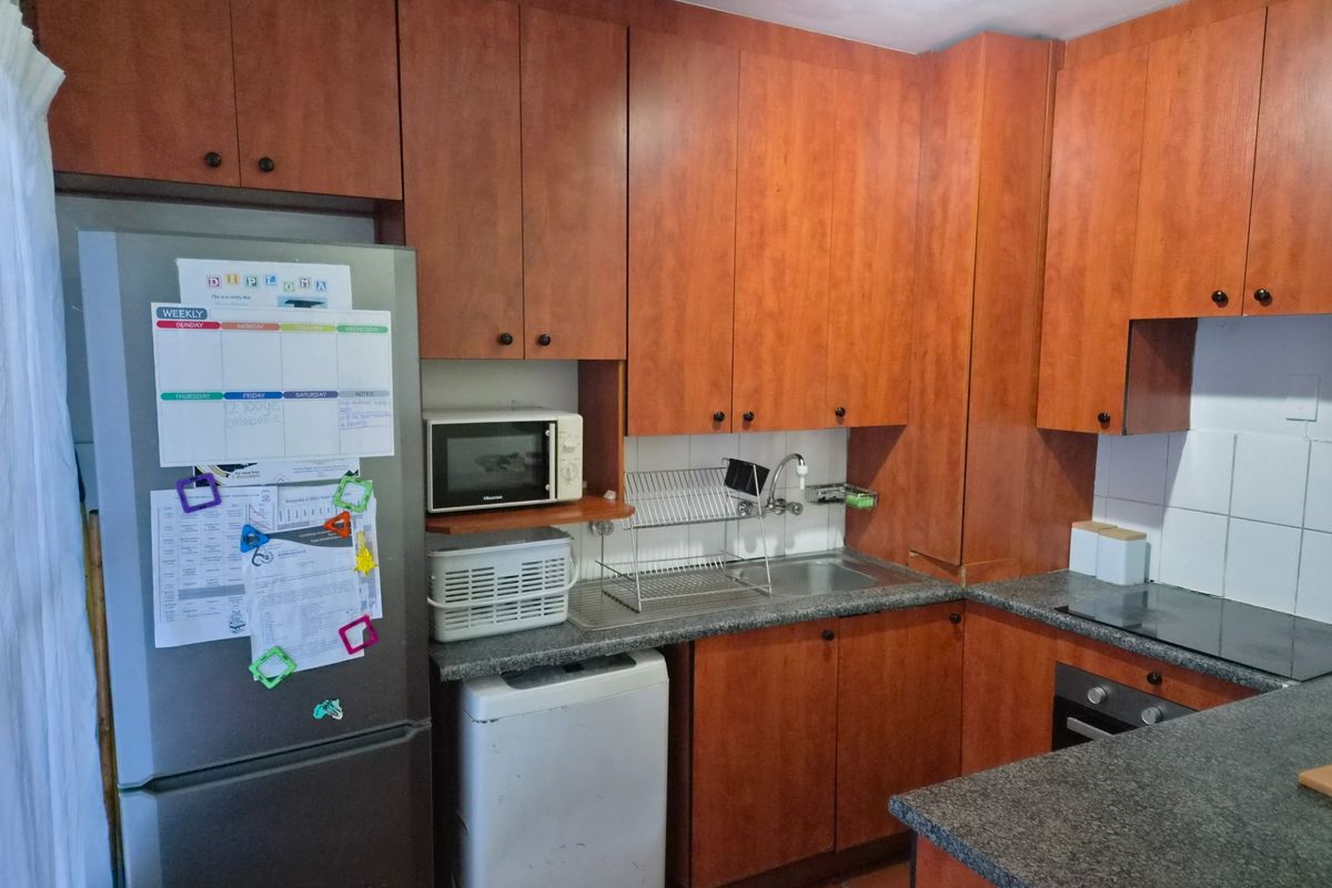 Well located 1 Bed Apartment in secure Complex walking distance to Village Square, Durbanville - Photo 2