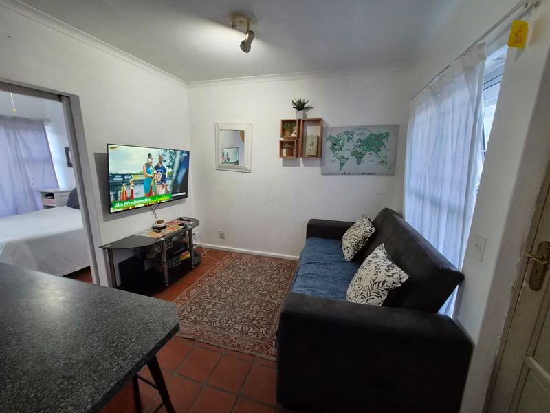 Well located 1 Bed Apartment in secure Complex walking distance to Village Square, Durbanville - Photo 4