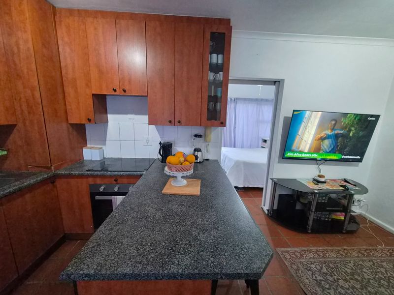 Well located 1 Bed Apartment in secure Complex walking distance to Village Square, Durbanville - Photo 3