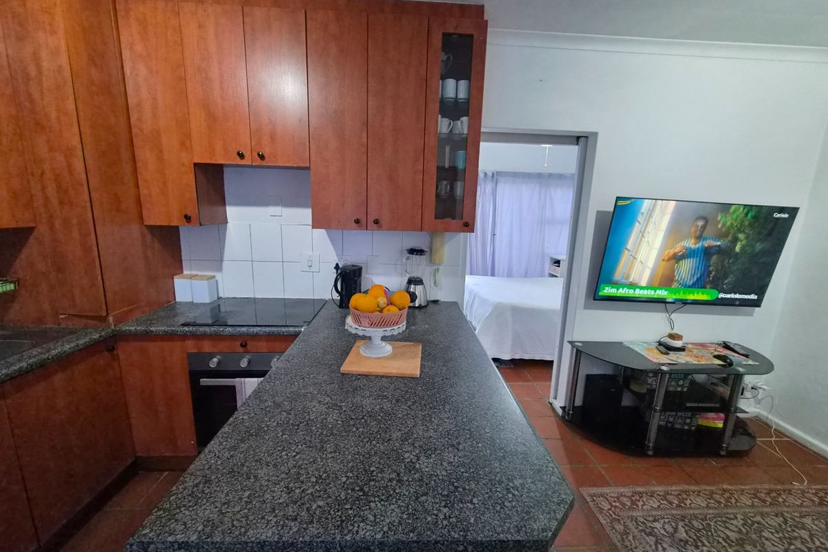 Well located 1 Bed Apartment in secure Complex walking distance to Village Square, Durbanville - Photo 3