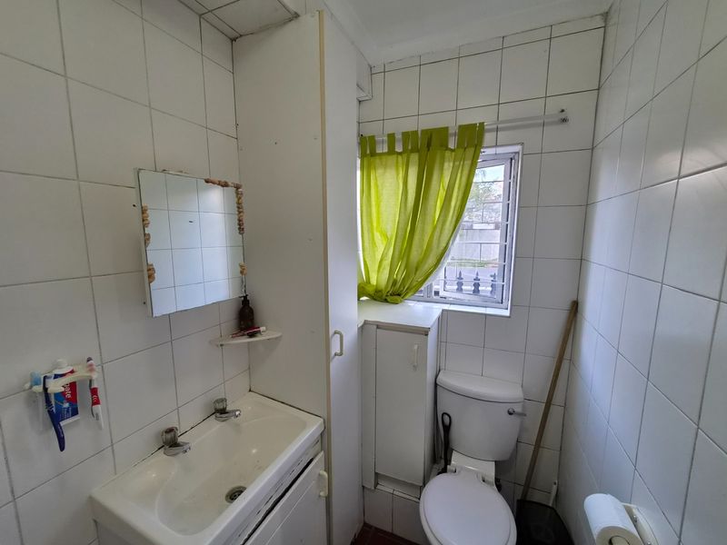 Well located 1 Bed Apartment in secure Complex walking distance to Village Square, Durbanville - Photo 9