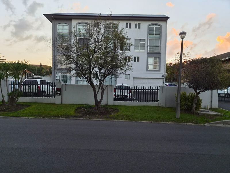 Well located 1 Bed Apartment in secure Complex walking distance to Village Square, Durbanville - Photo 10