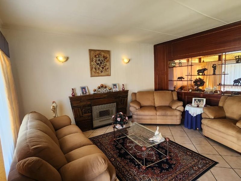 Spacious Family Home with Endless Potential in Jansen Park, Boksburg - Photo 6
