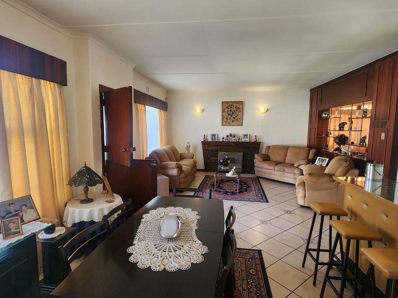 Spacious Family Home with Endless Potential in Jansen Park, Boksburg - Photo 2