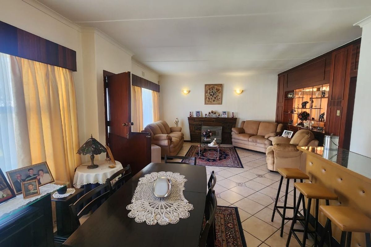 Spacious Family Home with Endless Potential in Jansen Park, Boksburg - Photo 2