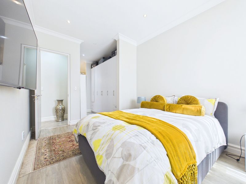 Bryanston Hotel-Style Penthouse Bliss - Photo 5