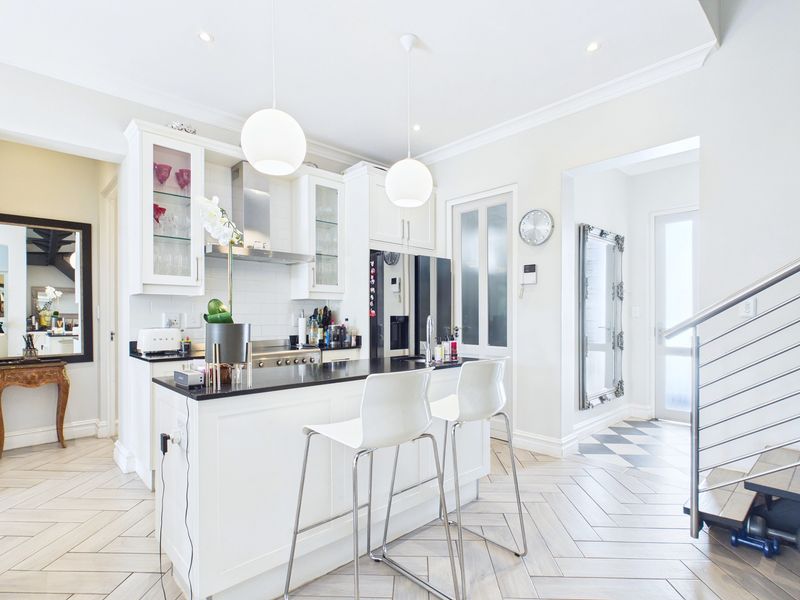 Bryanston Hotel-Style Penthouse Bliss - Photo 2