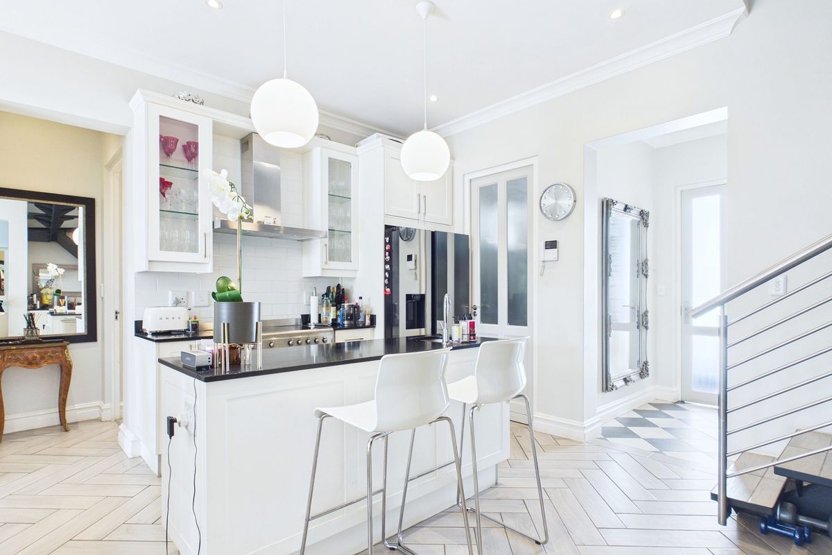 Bryanston Hotel-Style Penthouse Bliss - Photo 2