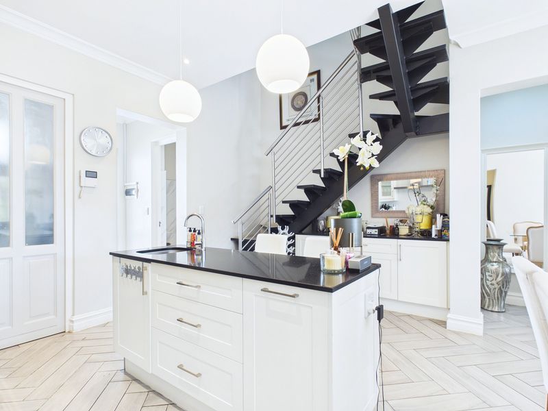 Bryanston Hotel-Style Penthouse Bliss - Photo 3