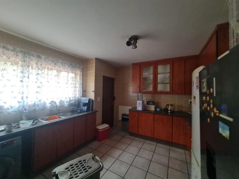 Lovely duplex in well-managed sought after complex behind Florida Hoerskool - Photo 5