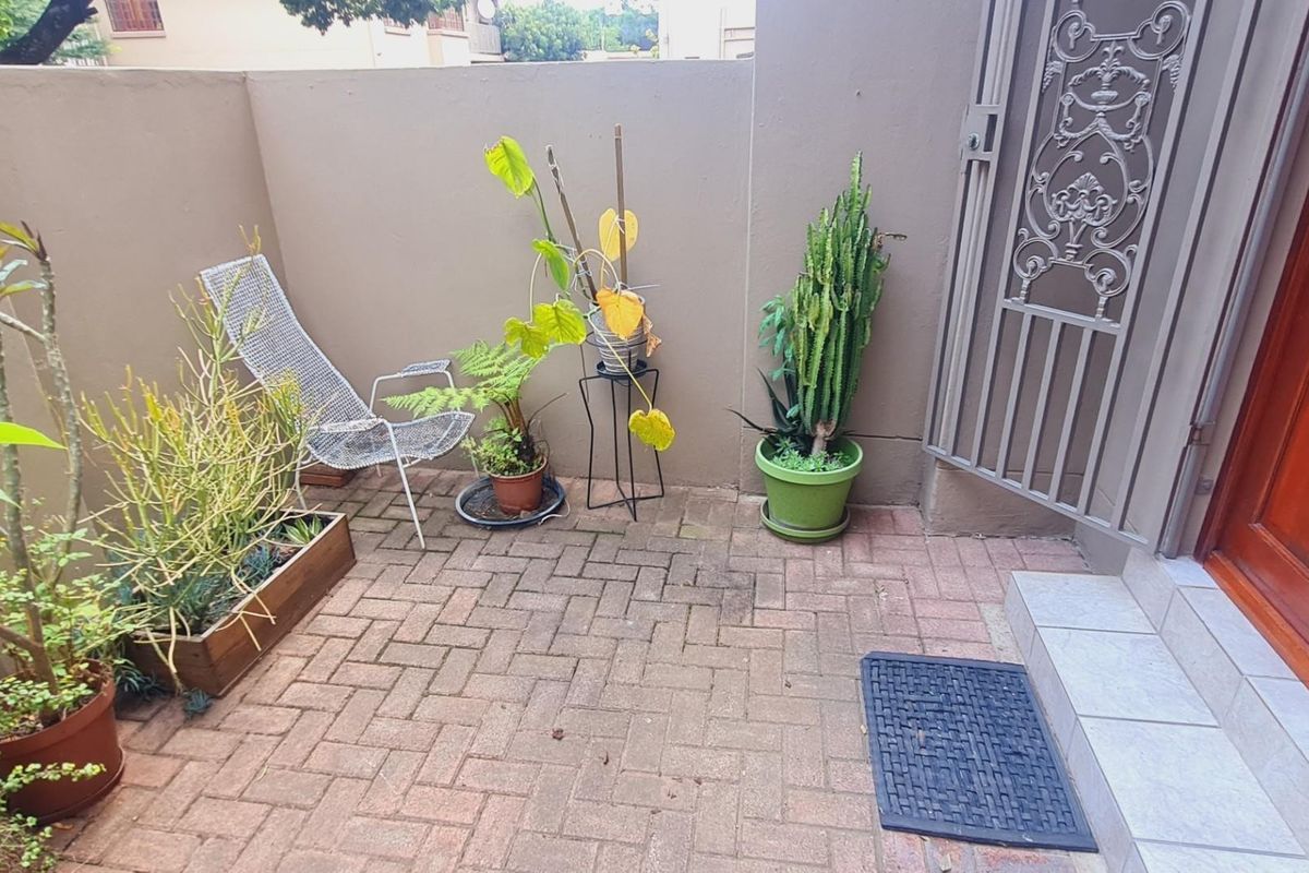 Lovely duplex in well-managed sought after complex behind Florida Hoerskool - Photo 3