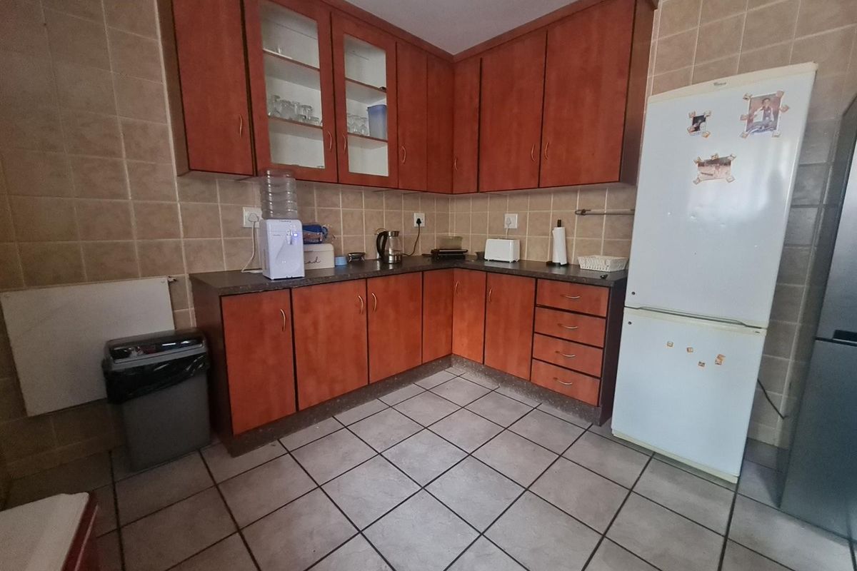 Lovely duplex in well-managed sought after complex behind Florida Hoerskool - Photo 5