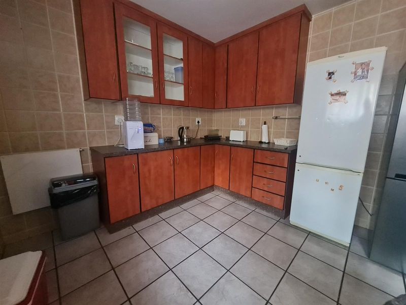 Lovely duplex in well-managed sought after complex behind Florida Hoerskool - Photo 4