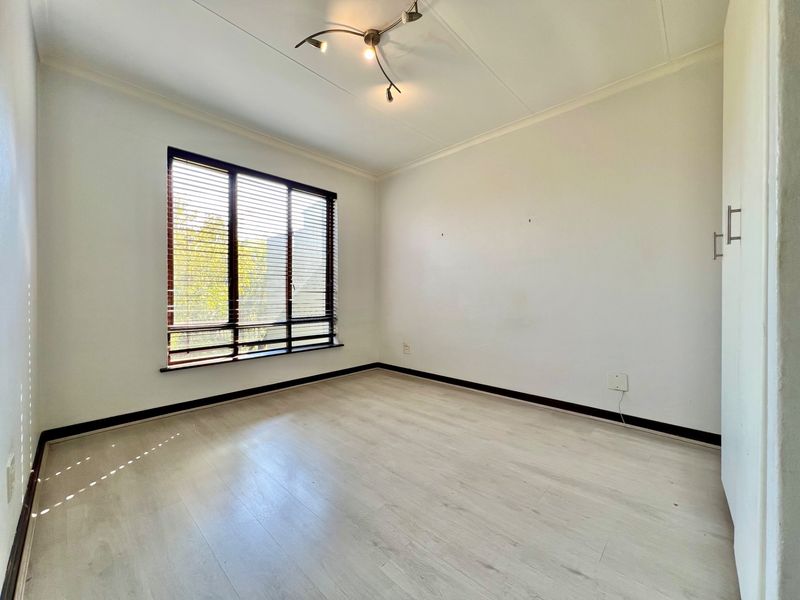 2 Bed Apartment Pet Friendly on Top Floor in Craighall Park! - Photo 10