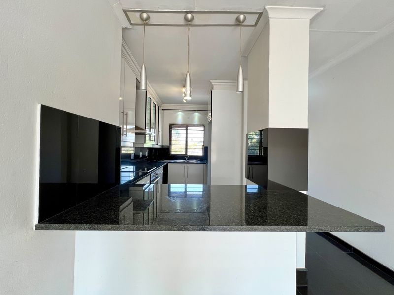 2 Bed Apartment Pet Friendly on Top Floor in Craighall Park! - Photo 4