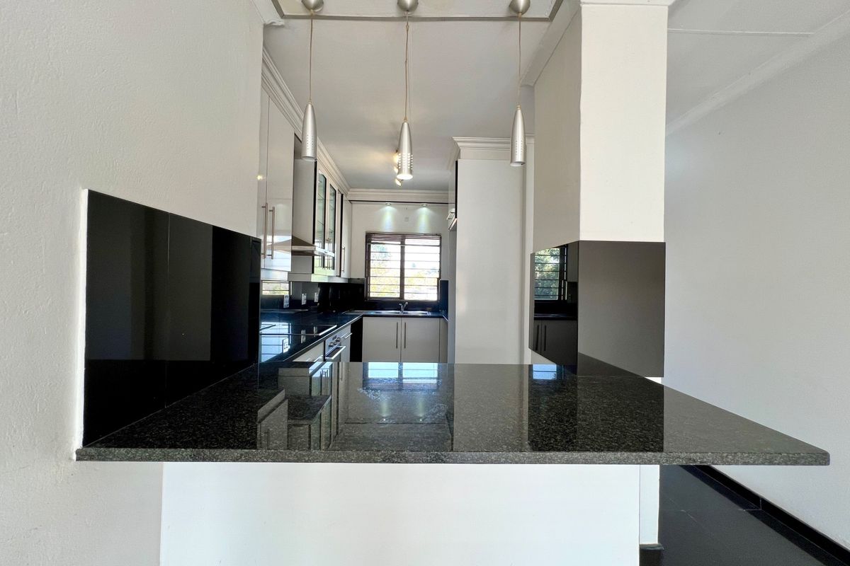 2 Bed Apartment Pet Friendly on Top Floor in Craighall Park! - Photo 4