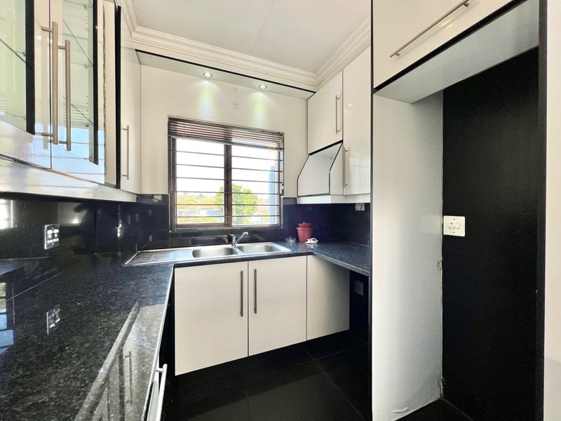 2 Bed Apartment Pet Friendly on Top Floor in Craighall Park! - Photo 3
