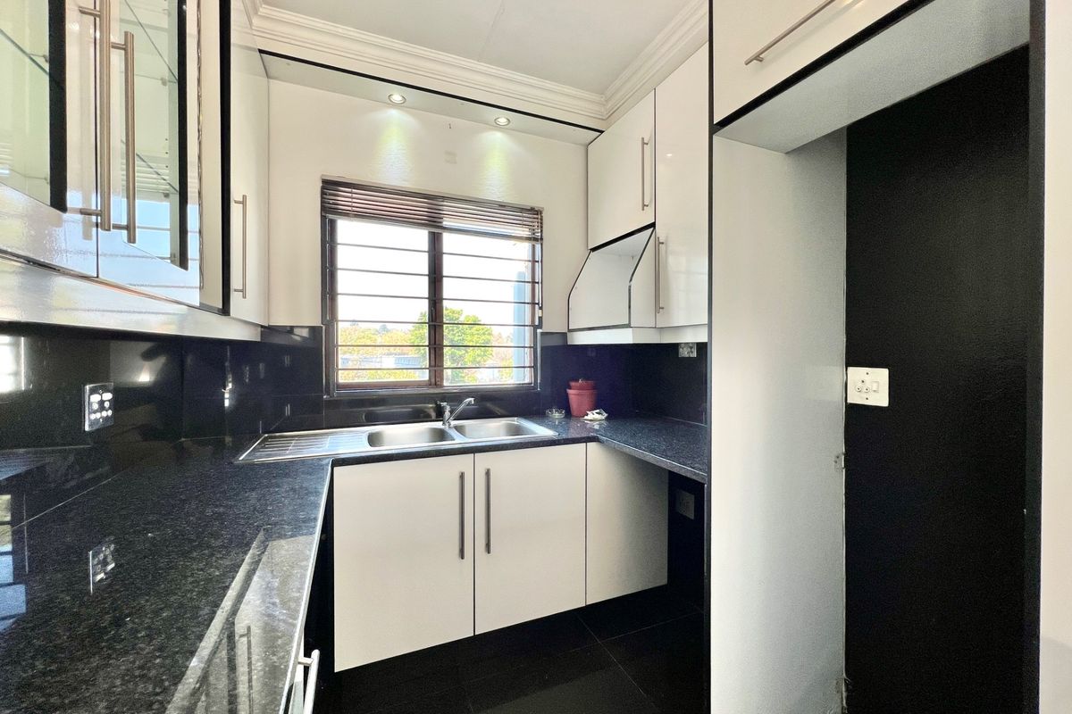 2 Bed Apartment Pet Friendly on Top Floor in Craighall Park! - Photo 3