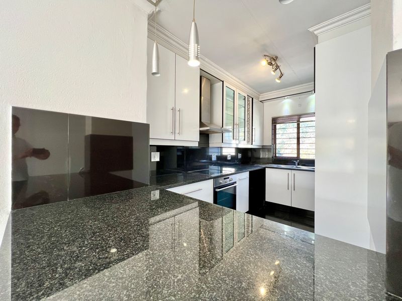 2 Bed Apartment Pet Friendly on Top Floor in Craighall Park! - Photo 2