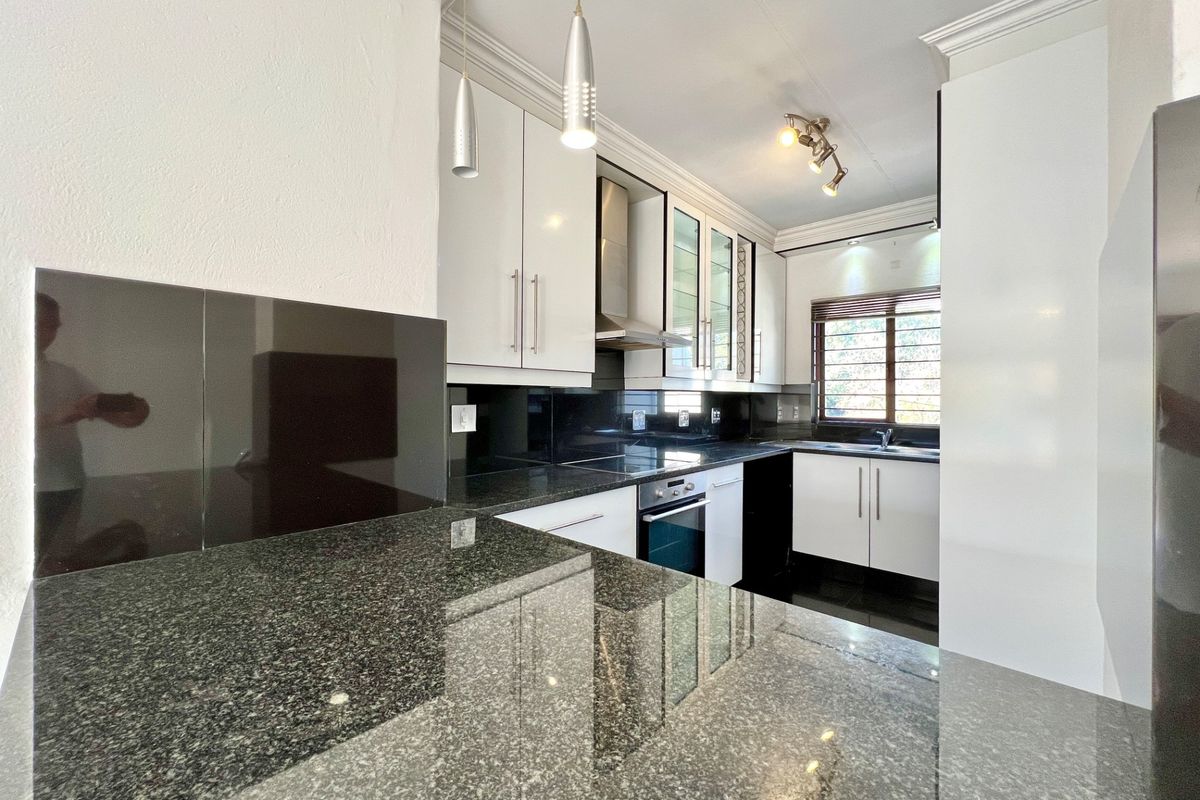 2 Bed Apartment Pet Friendly on Top Floor in Craighall Park! - Photo 2