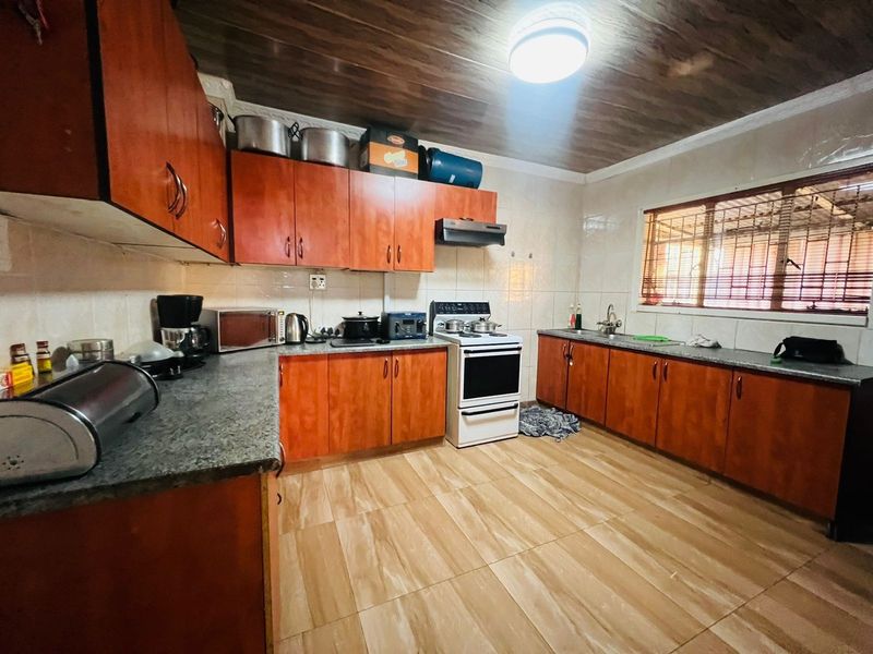 House For Sale in Vanderbijlpark CW 5, Vanderbijlpark CW, Vanderbijlpark - Photo 2