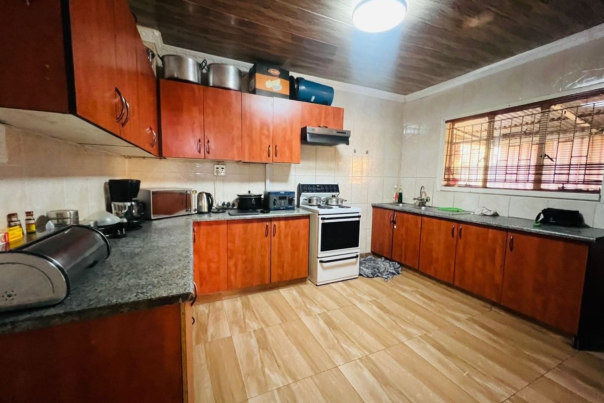 House For Sale in Vanderbijlpark CW 5, Vanderbijlpark CW, Vanderbijlpark - Photo 2