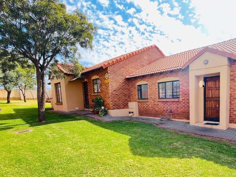 Townhouse For Sale in Monavoni, Centurion - Photo 2