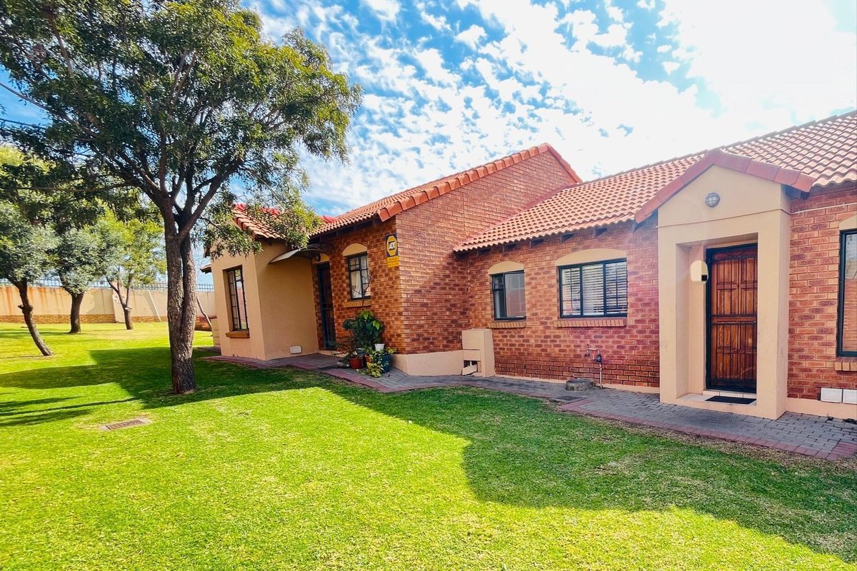 Townhouse For Sale in Monavoni, Centurion - Photo 2