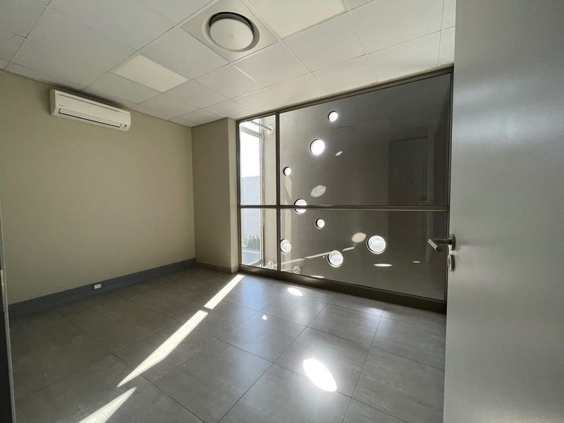 423m2 Warehouse To LET in The Reserve Business Park 2 - Photo 8