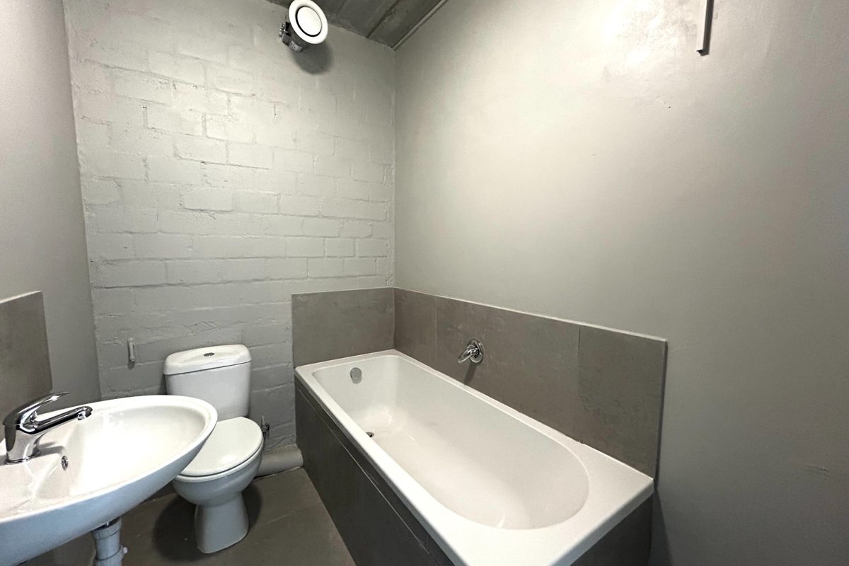 Stylish 1-Bedroom Apartment with Balcony and Secure Parking - Photo 3
