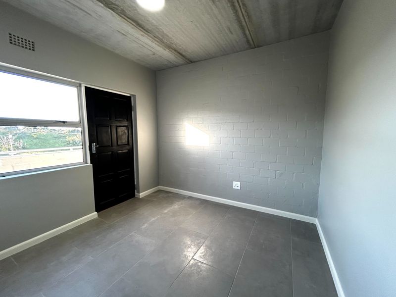Stylish 1-Bedroom Apartment with Balcony and Secure Parking - Photo 4