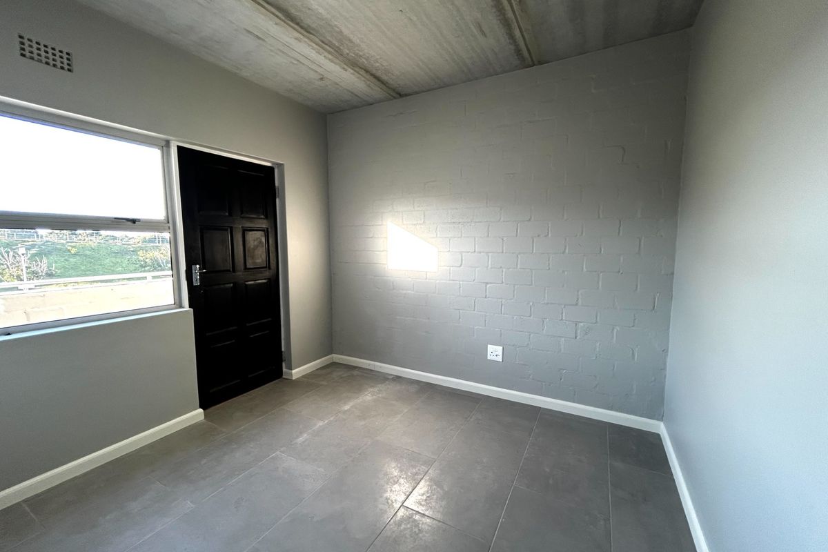 Stylish 1-Bedroom Apartment with Balcony and Secure Parking - Photo 4