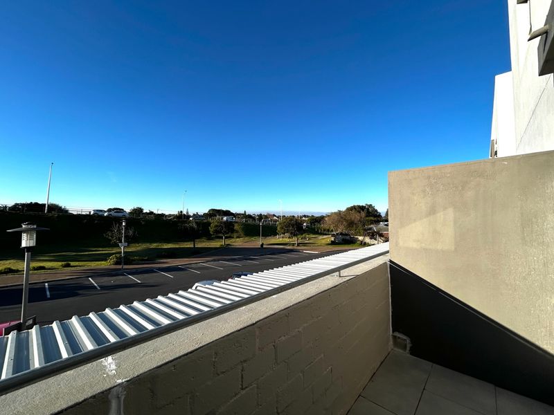 Stylish 1-Bedroom Apartment with Balcony and Secure Parking - Photo 5
