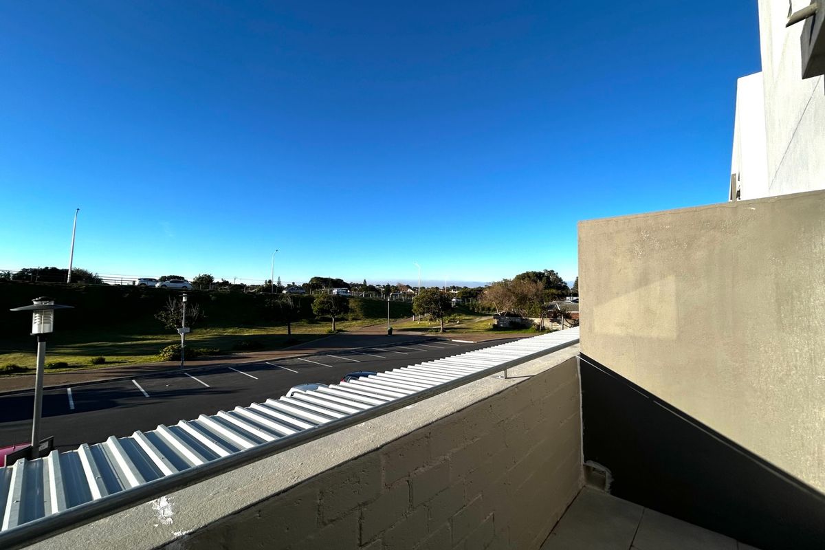 Stylish 1-Bedroom Apartment with Balcony and Secure Parking - Photo 5