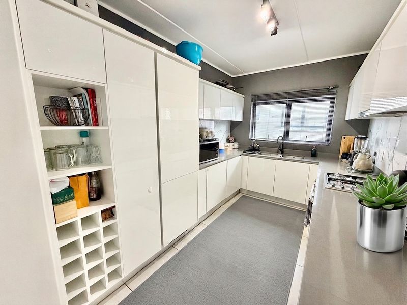 Signature Sophisticated  3 Bed - 2 Bath Apartment For Sale in The Polofields, Waterfall, Midrand - Photo 2
