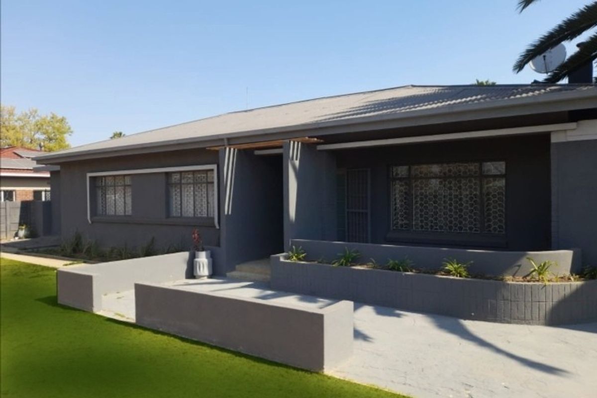 Spacious 3-Bedroom, 2-Bathroom House with Cottage-R16500- Available 1st August 2026 - Photo 2
