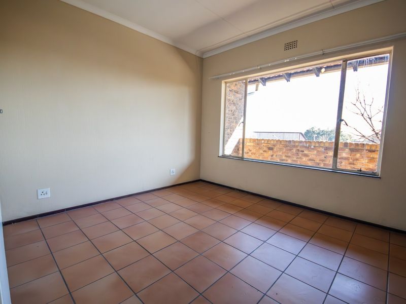2 Bed, 1.5 Bath Apartment with Private Covered Balcony - Photo 6