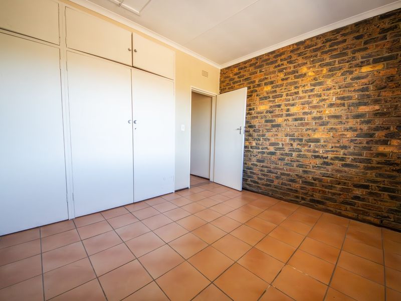 2 Bed, 1.5 Bath Apartment with Private Covered Balcony - Photo 9