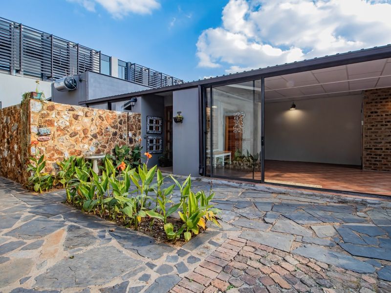 FARM FEELING IN THE HEART OF CENTURION - THREE BEDROOMS PLUS GRANNY FLATLET ON LARGE STAND!! - Photo 1