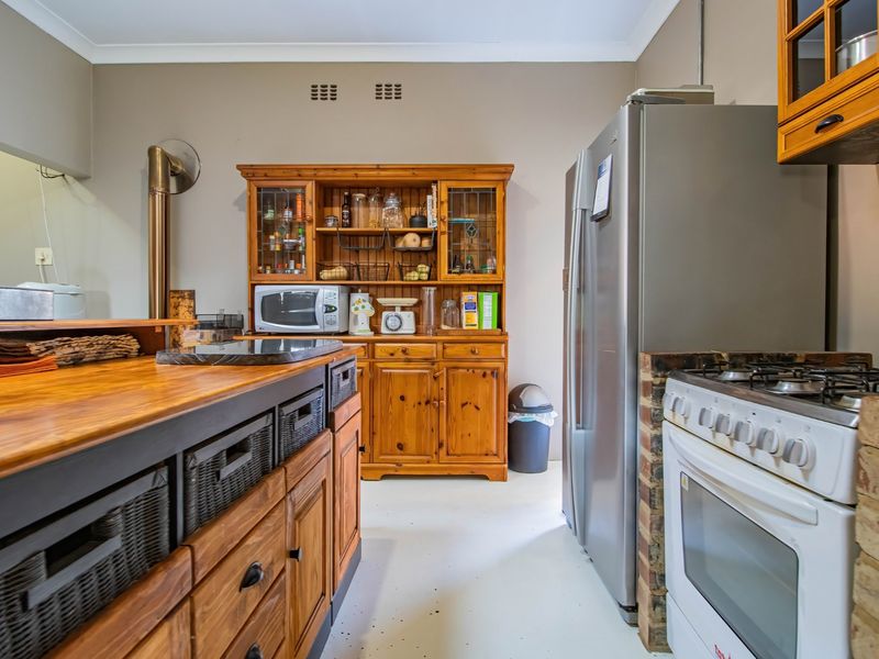 FARM FEELING IN THE HEART OF CENTURION - THREE BEDROOMS PLUS GRANNY FLATLET ON LARGE STAND!! - Photo 7