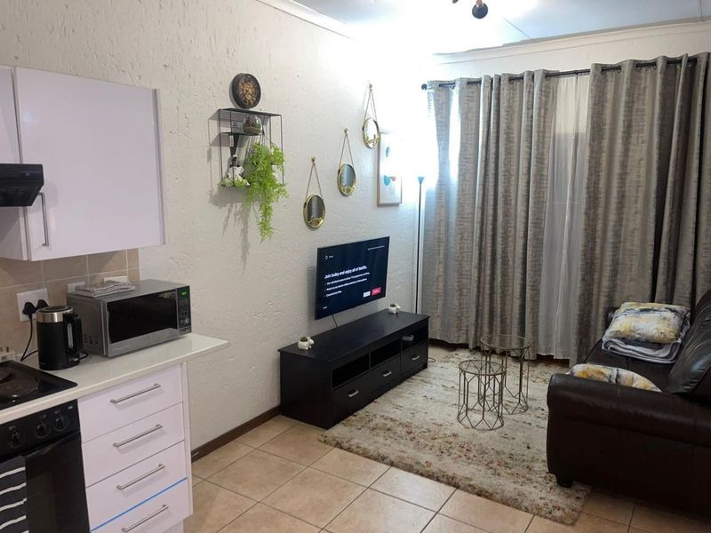 One-Bedroom Fully Furnished Apartment Available for Rent - Photo 2