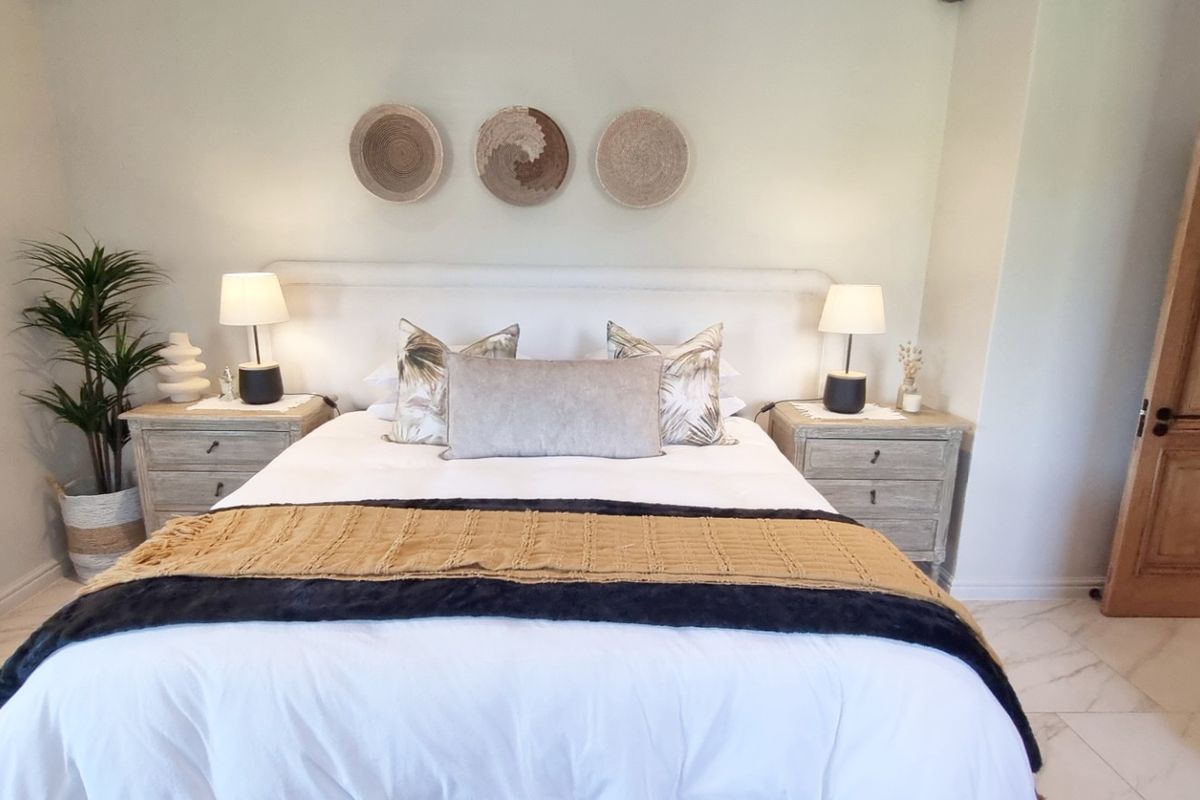 Elegant Waterfront Residence with Mountain Views | Pearl Valley Golf Estate R80,000 per month - Photo 5