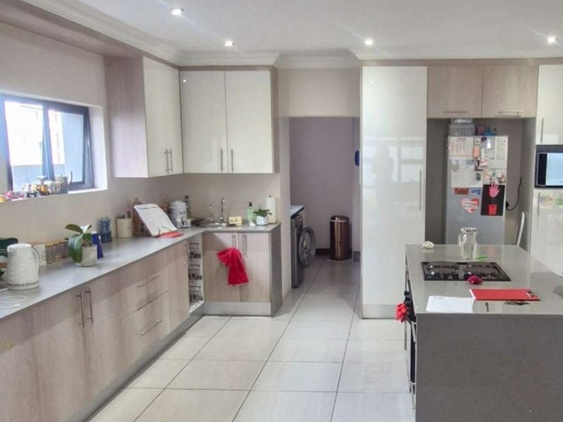 Modern Family Home in Northcliff with Exceptional Space and Potential Standard Bank Easy Sell - Photo 8