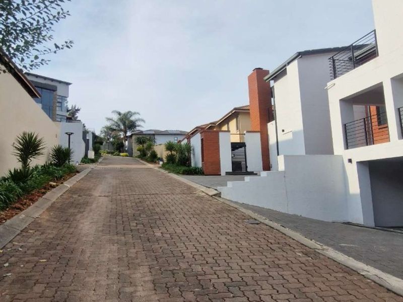 Modern Family Home in Northcliff with Exceptional Space and Potential Standard Bank Easy Sell - Photo 2